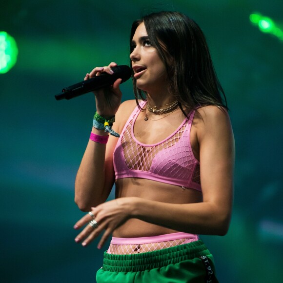 Dua Lipa deixa meia arrastão à mostra em look esportivo de show