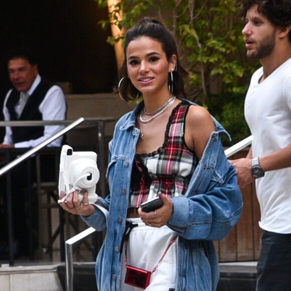 Estilosa, Bruna Marquezine aposta na tendência de calça jogger e dos tênis estilo chuncky