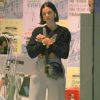 Bruna Marquezine aposta em estilo casual e confortável para ir ás compras; atriz é fotografada com cropped, calça pantalona e coturno