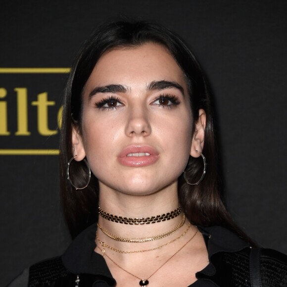 Dua Lipa aposta em acessórios trend em evento; A cantora britânica montou trio de choker em ocasião com mais famosos