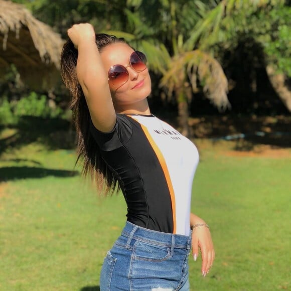 Looks de Larissa Manoela contavam com uma pegada mais dark em 2018