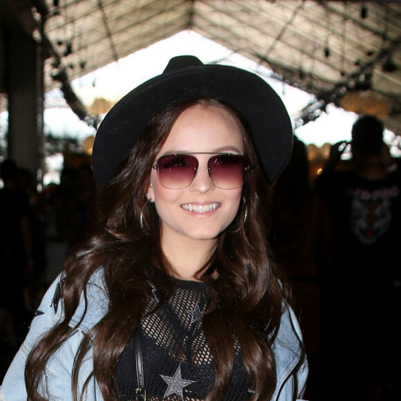 Look de Larissa Manoela em 2018 tinha mood preto com ar mais despojado