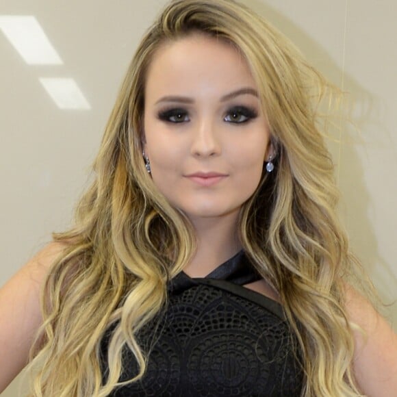 Larissa Manoela usava o cabelo loiro em 2017