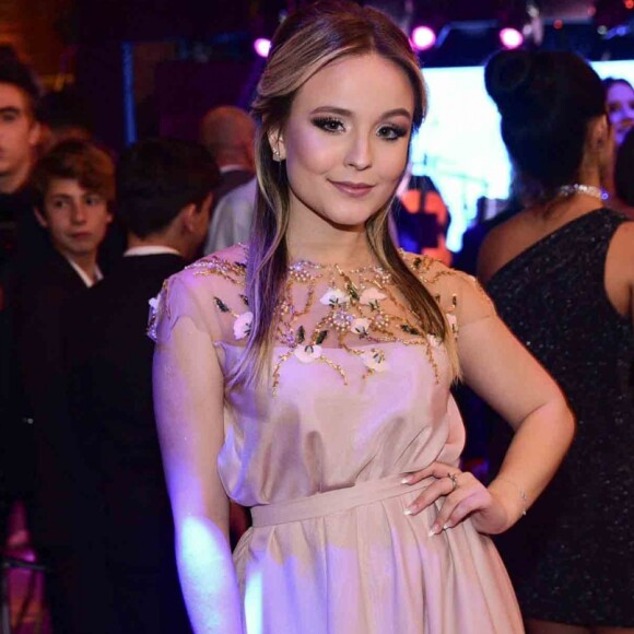 Look de Larissa Manoela em 2017 contava com ar mais menina e princesa