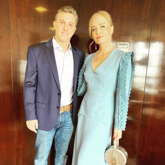 A apresentadora Angélica cortou os fios do marido, Luciano Huck