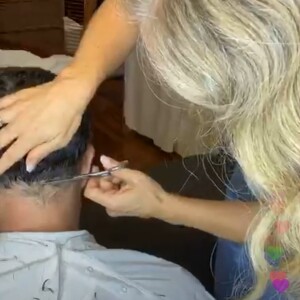 Vídeo: Luciano Huck tem cabelo cortado por Angélica