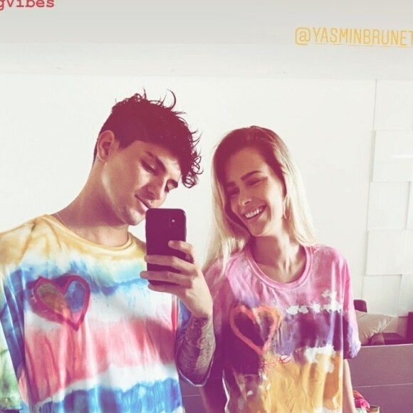 Yasmin Brunet e Gabriel Medina combinaram blusa em novo dia de quarentena, nesta sexta-feira, 17 de abril de 2020