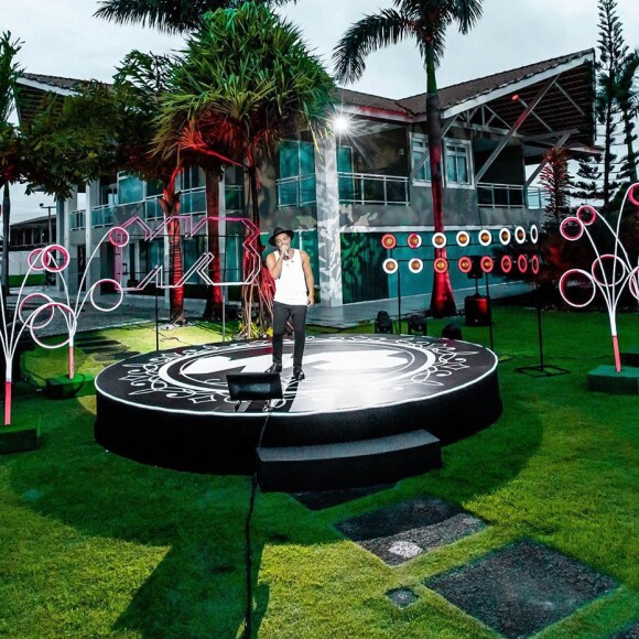 Wesley Safadão montou um palco no jardim de sua casa, no Ceará
