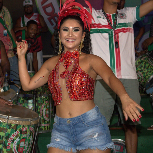 Dona de um corpo definido, Mileide Mihaile compartilha seus treinos na web
