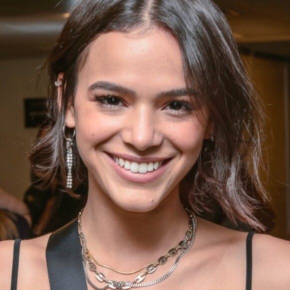 Bruna Marquezine rebola e faz coreografia de música para Manu Gavassi