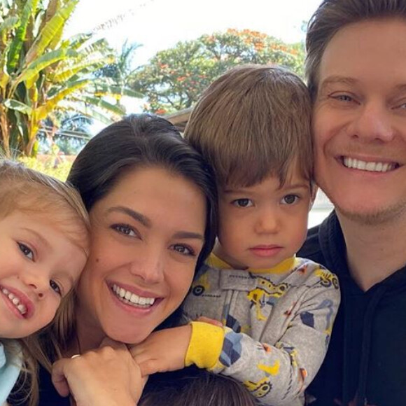 Teodoro, filho de Thais Fersoza e Michel Teló 'pegou' o lugar do pai no piano neste sábado, 25 de abril de 2020