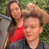 Thais Fersoza bancou a hairstylist e cortou o cabelo do marido, Michel Teló