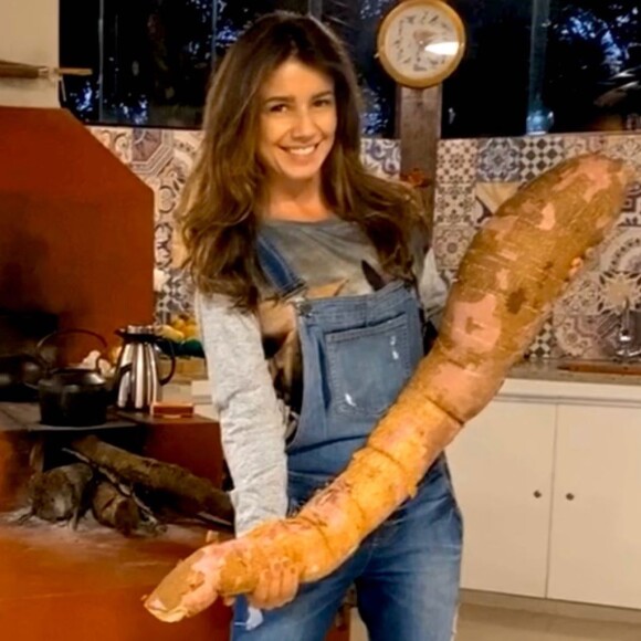 Paula Fernandes publicou foto segurando mandioca gigante e impressionou seguidores