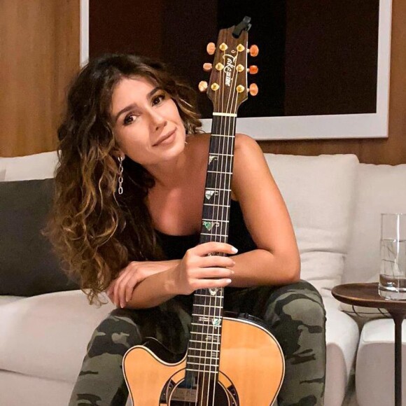 Paula Fernandes está aproveitando a quarentena para compor