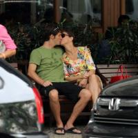 Apaixonada, Maria Paula beija o namorado em restaurante no Rio