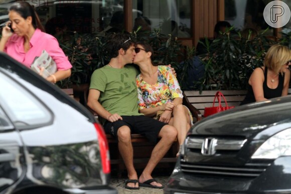 Após almoço em um restaurante do Leblon, no Rio, Maria Paula foi flagrada aos beijos com o novo namorado, o empresário americano Nathan, nesta quarta-feira, 27 de fevereiro de 2013