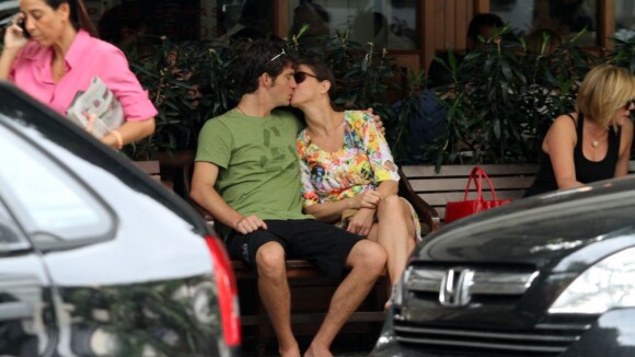 Apaixonada, Maria Paula beija o namorado em restaurante no Rio