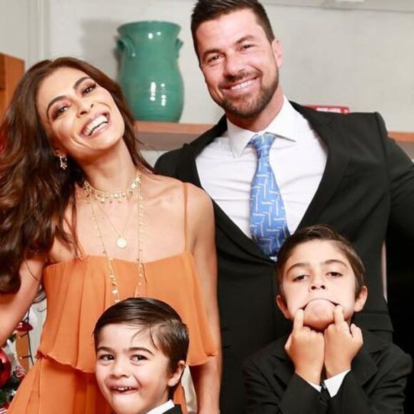 Juliana Paes é casada com Carlos Eduardo Baptista e mãe de Pedro e Antônio