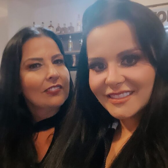 Maraisa, da dupla com Maiara, curtiu live 'Cabaré' com a mãe