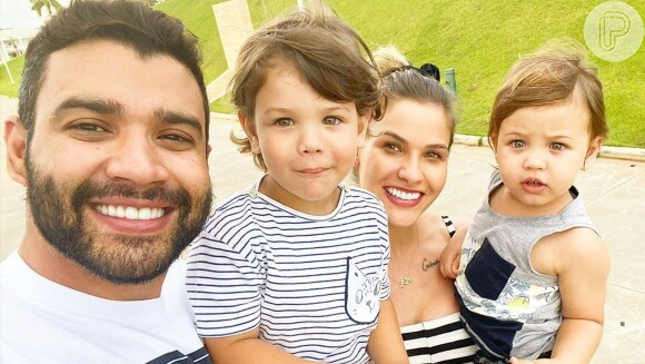 Andressa Suita mostrou os filhos com o mesmo look para acompanhar a live de Gusttavo Lima no Villa Mix, neste domingo, 3 de maio de 2020