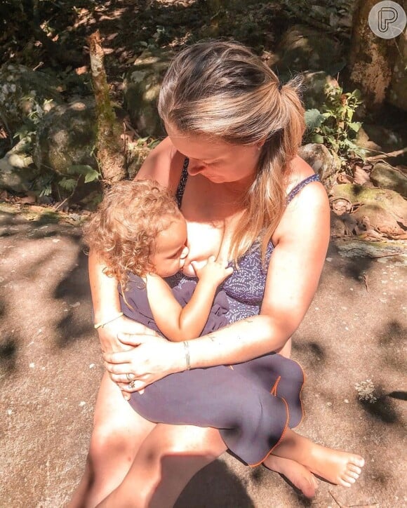 Mariana Bridi relatou que o filho caçula, Valentim, de 2 anos, não mama mais: 'Ele ainda é o meu louco do tetê e gruda no meu peito sempre que pode'