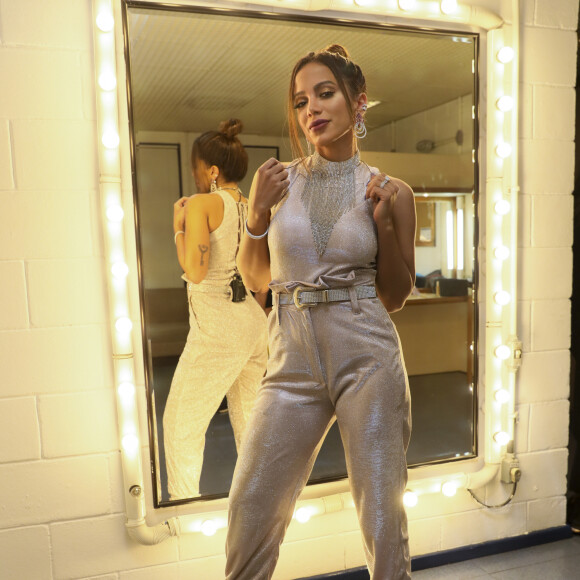 Anitta está passando quarentena com Gui Araújo em sua casa no RJ