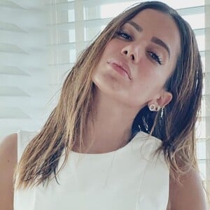 Anitta edita foto e corta ex