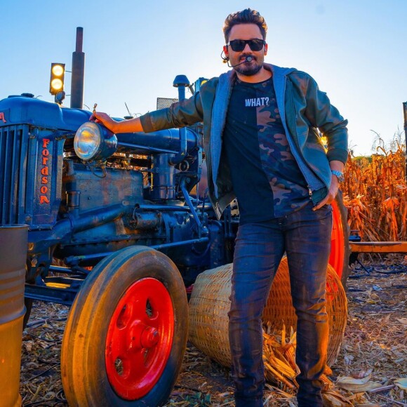 Fernando usa look com estampa camuflada para live com Sorocaba