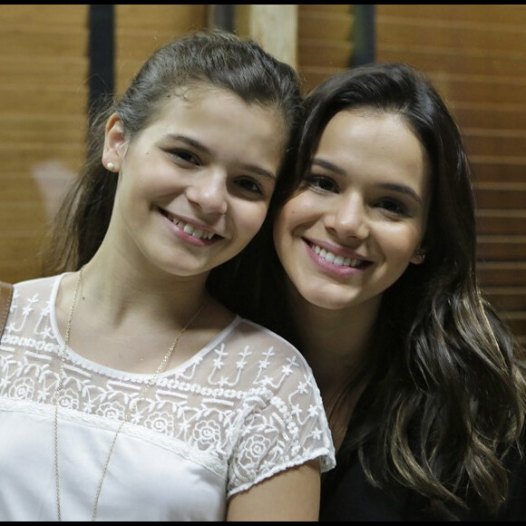 Irmã de Bruna Marquezine chama atenção por semelhança com a mãe em foto