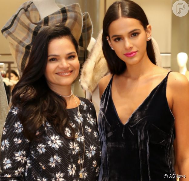 Bruna Marquezine exibe foto com a mãe e chama atenção por semelhança