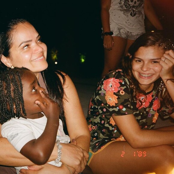 Mãe de Bruna Marquezine exibe semelhança com a filha Luana em foto