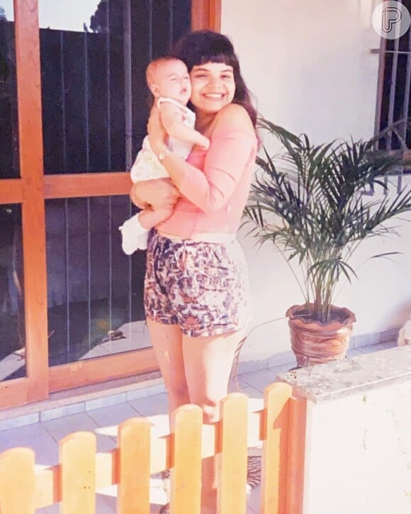 Foto de Bruna Marquezine bebê com a mãe encanta a web