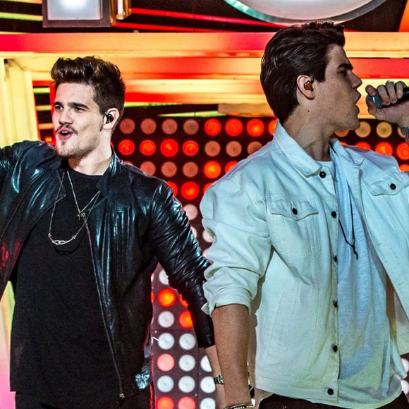 Sertanejo Caio César, irmão de Bruno, prepara com o gêmeo nova live, que será apresentada por Munik, namorada dele