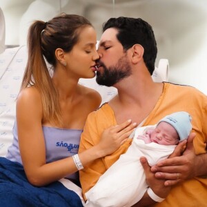 Theo é o primeiro filho de Sorocaba e Biah Rodrigues: o bebê nasceu no domingo, 17 de maio
