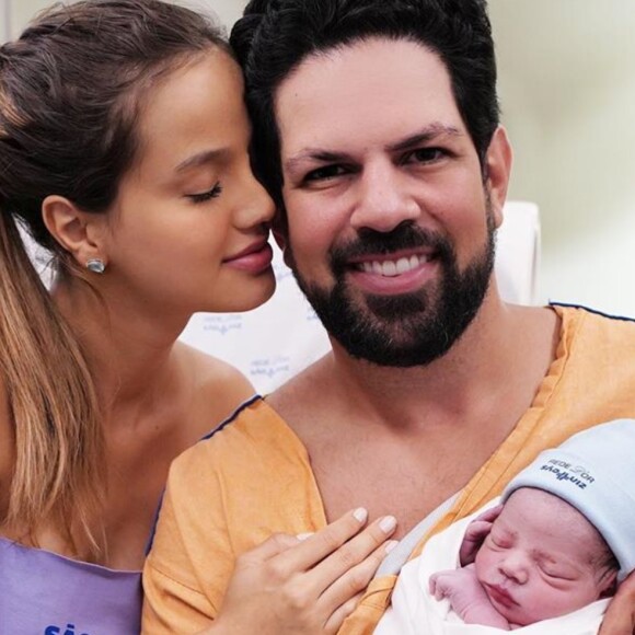 Sorocaba se encanta com gestos do filho recém-nascido. Veja vídeo postado por sertanejo nesta segunda-feira, dia 18 de maio de 2020