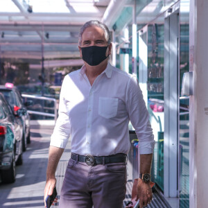 Roberto Justus buscou mulher, Ana Paula Siebert, e a filha recém-nascida, Vicky