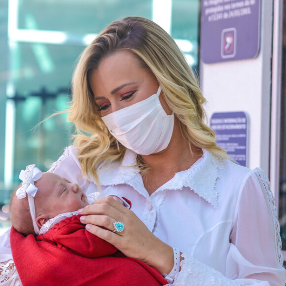 Ana Paula Siebert deixou maternidade após dar à luz Vicky