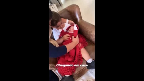 Vídeo: Filho de Zé Neto encanta sertanejo no encontro com irmã recém-nascida