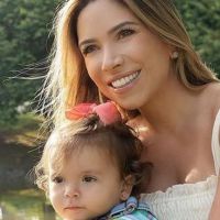 Patricia Abravanel se encanta com filha se maquiando sozinha: 'Vou passar batom'