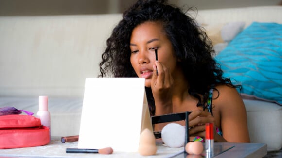5 maneiras de usar o pincel chanfrado na maquiagem: confira as dicas!