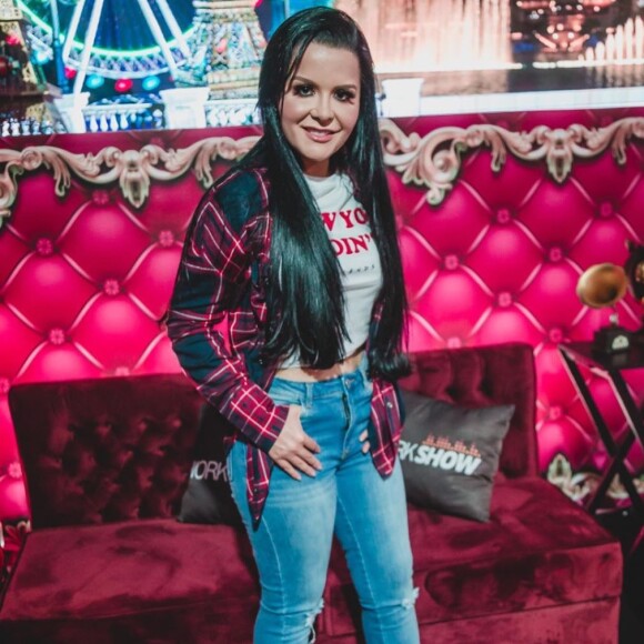 Maraisa usa calça justa e camisa divertida em look de live