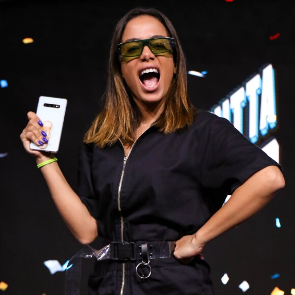 Anitta dispara sobre prints e comenta relação com jornalista