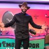 Gusttavo Lima valorizou corpo malhado em look de live show
