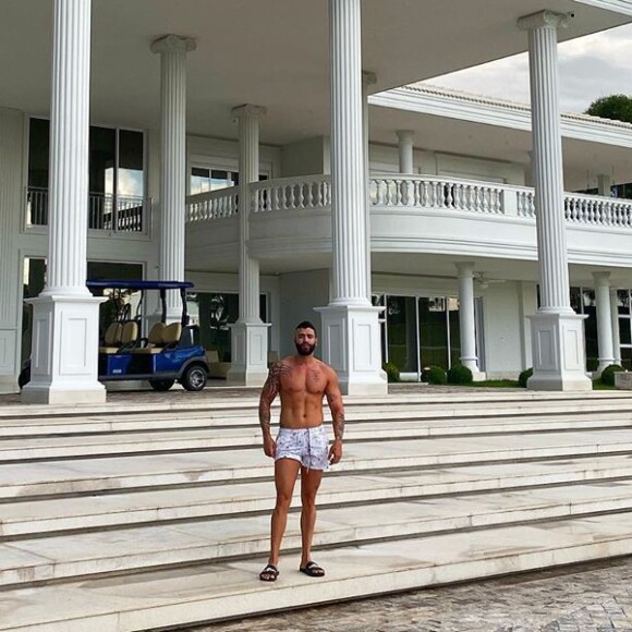 Gusttavo Lima está isolado em casa durante a quarentena do coronavírus