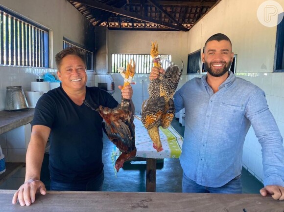 Gusttavo Lima apareceu em uma foto segurando uma galinha ao lado de Leonardo