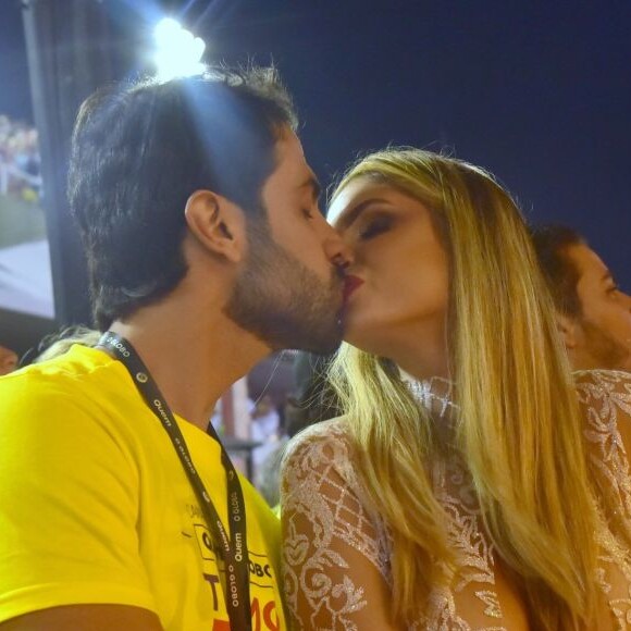 Bárbara Evans e Gustavo Theodoro ficaram noivos em Paris em 2019