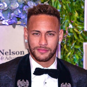 Neymar faz comentário inusitado em foto de blogueira: 'Pensei que tinha virado Power Ranges'