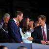 Príncipe William e Kate Middleton conversam com o Príncipe Harry