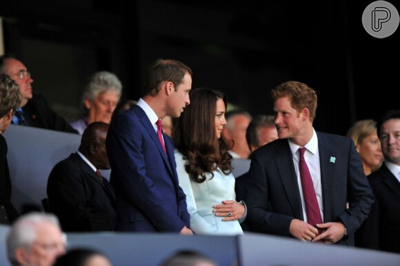 Príncipe William e Kate Middleton conversam com o Príncipe Harry