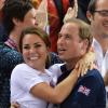 Príncipe William e Kate Middleton se abraçam em evento esportivo